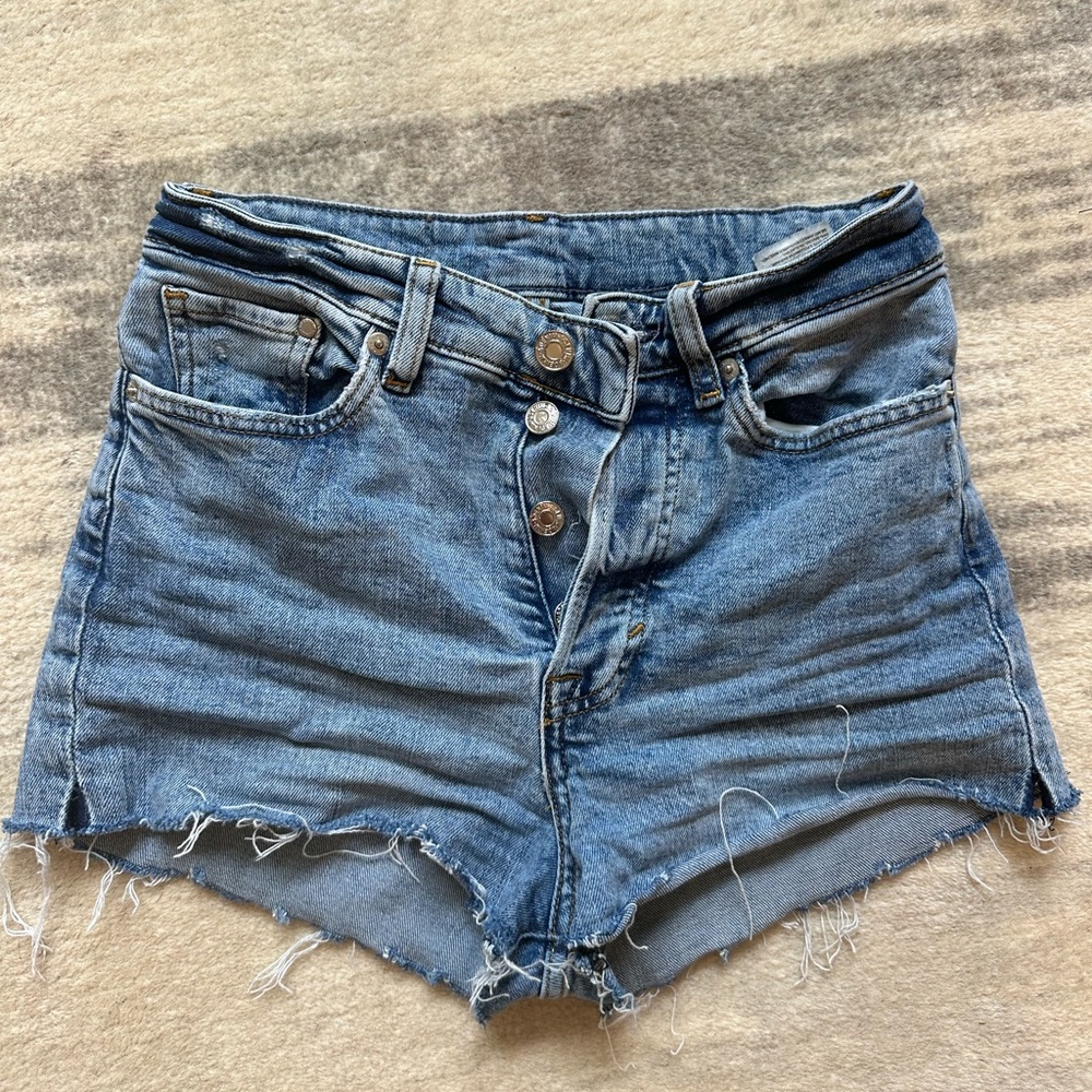 Frayed hem denim shorts